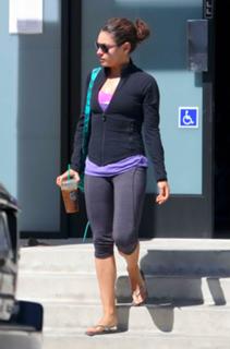Mila Kunis feet photo thumbnail