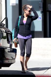 Mila Kunis feet photo thumbnail