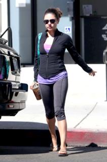 Mila Kunis feet photo thumbnail