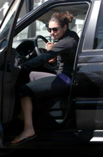 Mila Kunis feet photo thumbnail