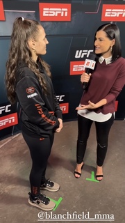 Megan Olivi feet photo thumbnail