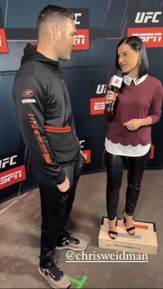 Megan Olivi feet photo thumbnail