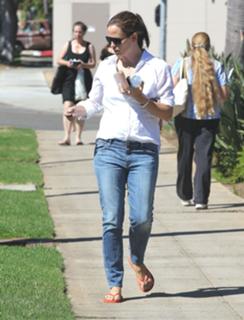Jennifer Garner feet photo thumbnail