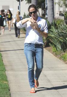 Jennifer Garner feet photo thumbnail