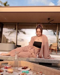Sonakshi Sinha feet photo thumbnail