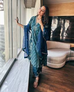 Sonakshi Sinha feet photo thumbnail