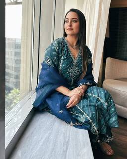 Sonakshi Sinha feet photo thumbnail