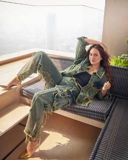 Sonakshi Sinha feet photo thumbnail