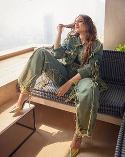 Sonakshi Sinha feet photo thumbnail