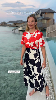 Elizabeth Banks feet photo thumbnail