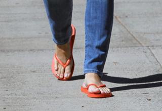 Jennifer Garner feet photo thumbnail
