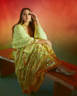 Sonakshi Sinha feet photo thumbnail