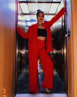 Sonakshi Sinha feet photo thumbnail