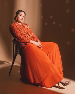 Sonakshi Sinha feet photo thumbnail