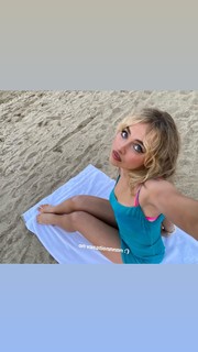 Sabrina Carpenter feet photo thumbnail