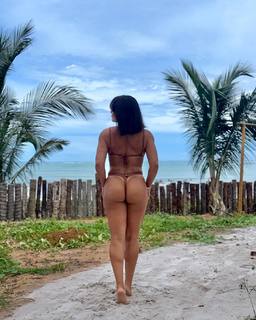 Kéfera Buchmann feet photo thumbnail
