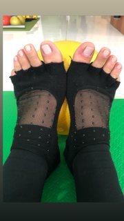 Franciely Freduzeski feet photo thumbnail