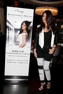 Khloé Kardashian feet photo thumbnail