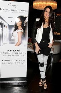 Khloé Kardashian feet photo thumbnail