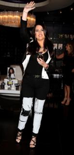 Khloé Kardashian feet photo thumbnail