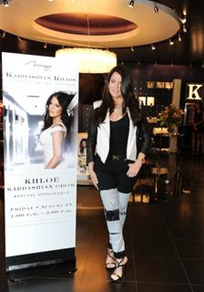 Khloé Kardashian feet photo thumbnail