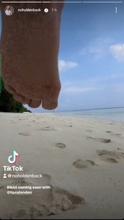 Amanda Holden feet photo thumbnail