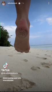 Amanda Holden feet photo thumbnail