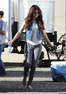 Selena Gomez feet photo thumbnail