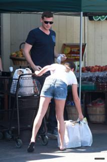 Lea Michele feet photo thumbnail