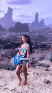 Halle Bailey feet photo thumbnail