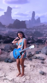 Halle Bailey feet photo thumbnail