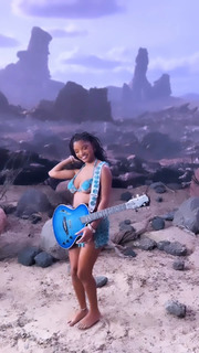 Halle Bailey feet photo thumbnail