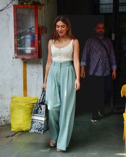 Kriti Kharbanda feet photo thumbnail
