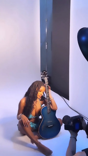 Halle Bailey feet photo thumbnail