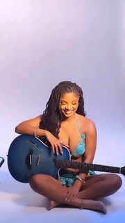 Halle Bailey feet photo thumbnail
