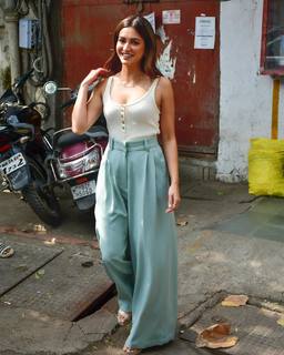 Kriti Kharbanda feet photo thumbnail