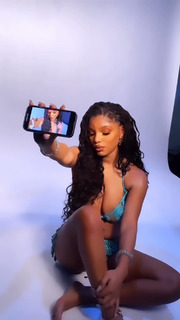 Halle Bailey feet photo thumbnail