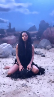 Halle Bailey feet photo thumbnail