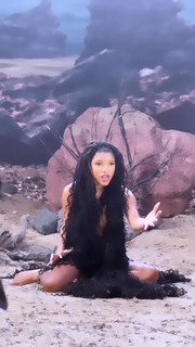 Halle Bailey feet photo thumbnail