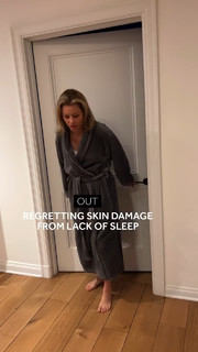 Elizabeth Banks feet photo thumbnail