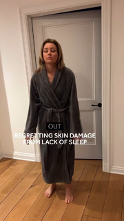 Elizabeth Banks feet photo thumbnail