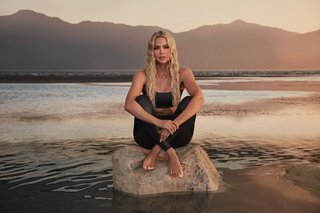 Khloé Kardashian feet photo thumbnail