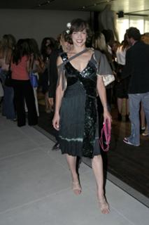 Milla Jovovich feet photo thumbnail