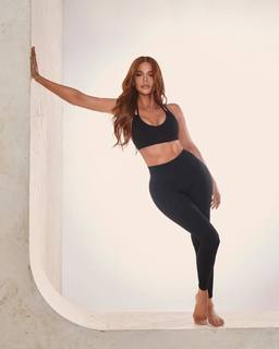 Khloé Kardashian feet photo thumbnail