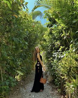 Xenia Tchoumitcheva feet photo thumbnail