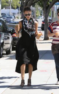 Jessica Alba feet photo thumbnail