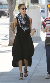 Jessica Alba feet photo thumbnail