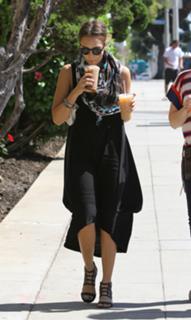 Jessica Alba feet photo thumbnail