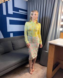 Emma Roberts feet photo thumbnail