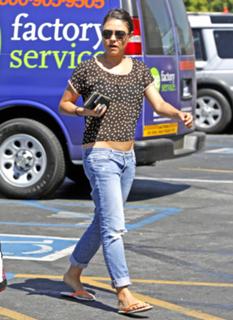 Mila Kunis feet photo thumbnail